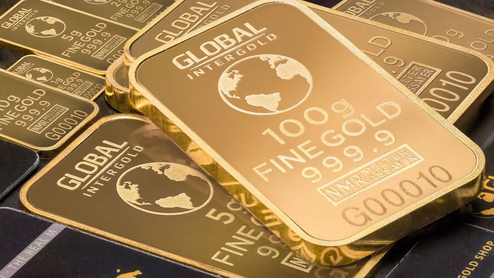 Gold bars close-up as gold opens October near 4157 dollars after PCE data and September slide