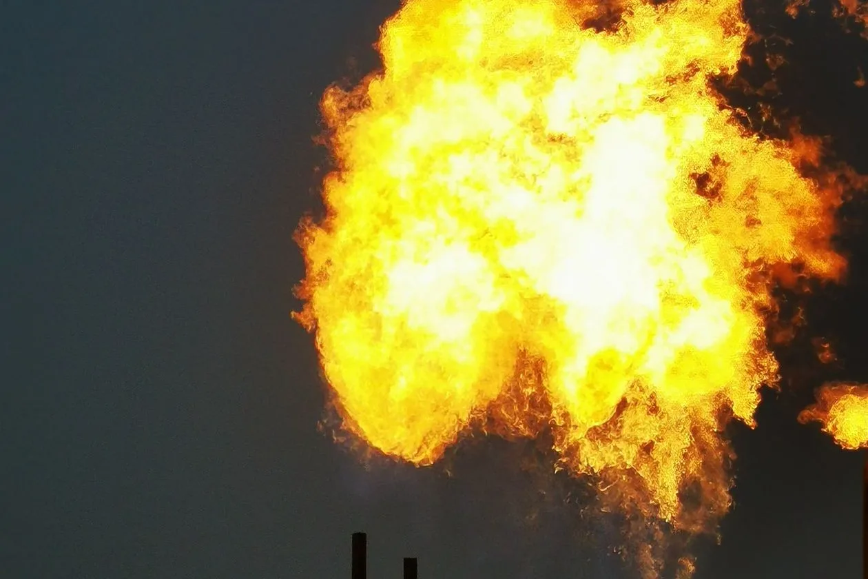 Refinery gas flare fire after Cardon refinery explosion halts 310,000 bpd