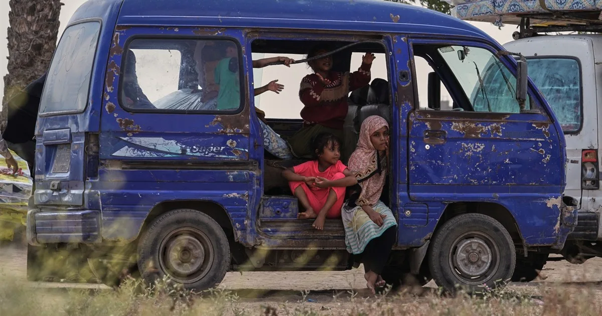 Displaced Yemeni children in Aden, photographed before the reported new Yemen airstrikes