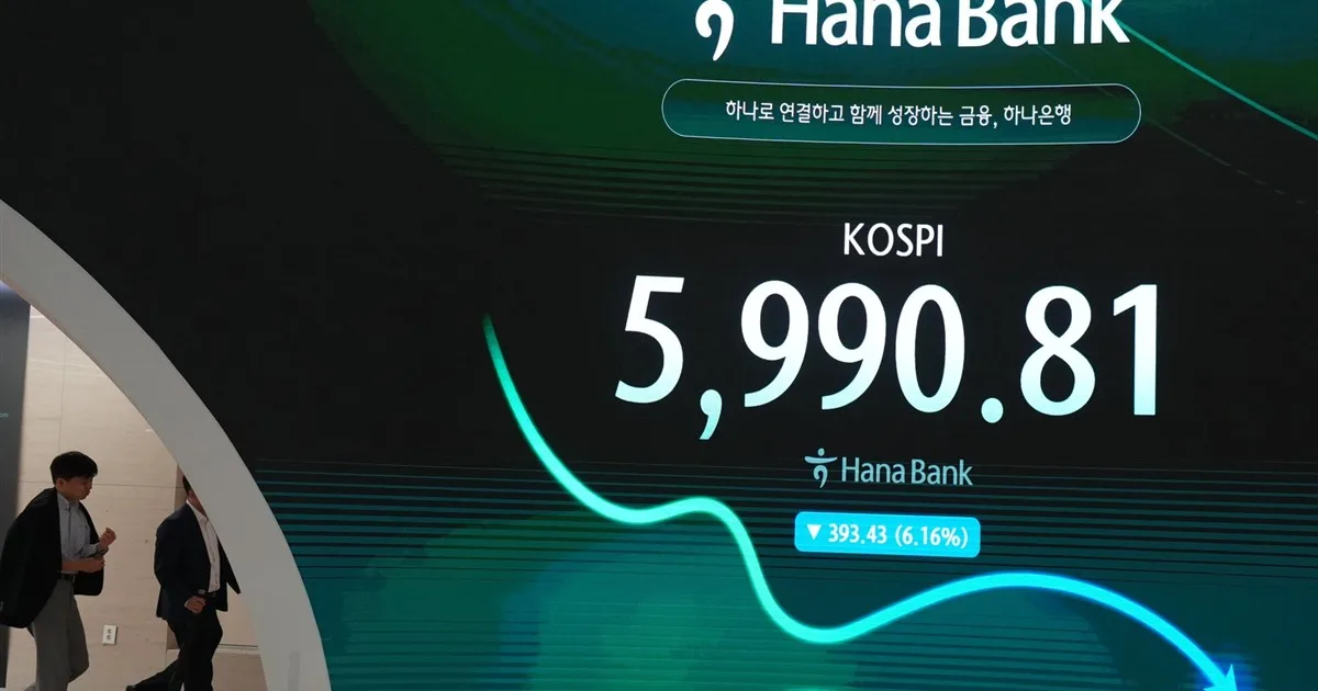 Asian stocks slide, with Hana Bank dealers monitoring an intraday KOSPI decline in Seoul